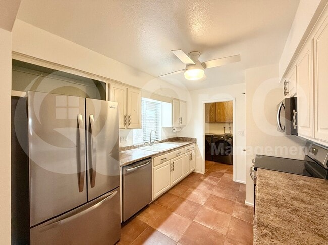 Building Photo - 4559 E Dragoon Ave