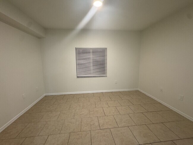 Building Photo - "Charming 3-Bed, 2-Bath Gem in Riverview –...