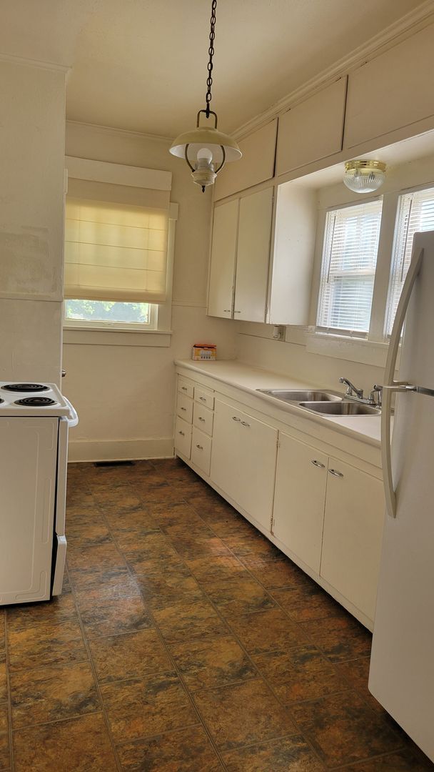 Building Photo - PRE-LEASING!! AVAILABLE JUNE 10TH! 3 Bedroom/1 Bathroom House