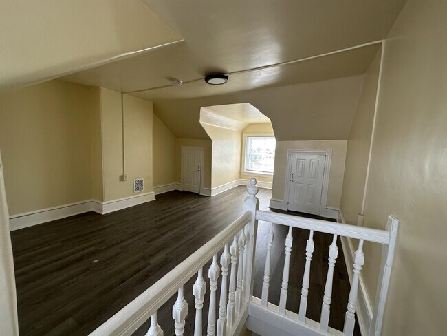 Building Photo - 739 Lincoln St