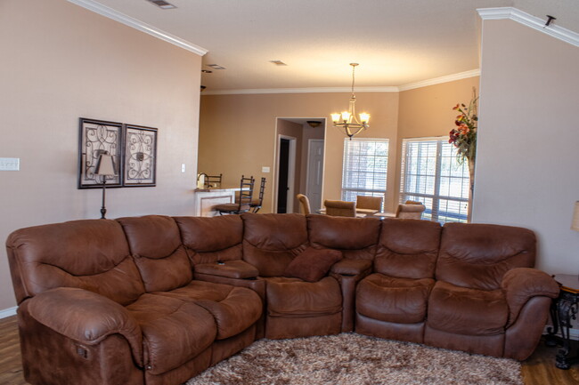 Building Photo - Charming 3 bedroom home