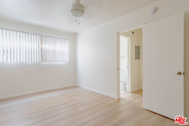 Building Photo - 758 N Hudson Ave