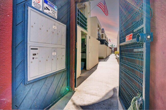 Building Photo - 832 13th St