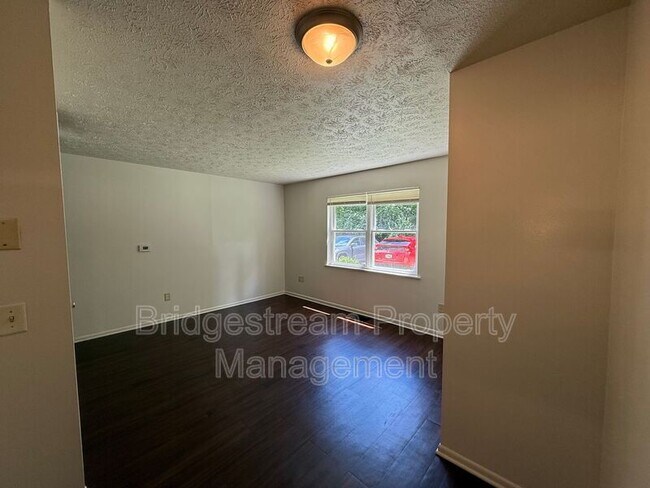 Building Photo - 3001 Idylwilde Blvd