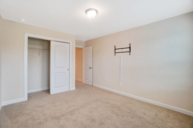 Building Photo - 3 Bedroom Townhome in Steele Creek!