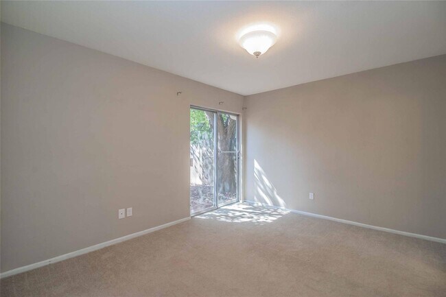 Building Photo - Amazing 2 Bed, 1.5 Bath- Half of Duplex Av...