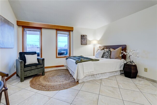 Building Photo - 2654 Whalen Rd