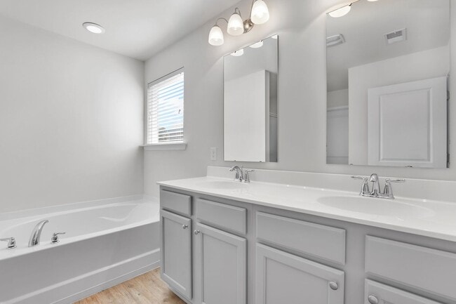 Building Photo - Bright & Spacious 4-Bedroom Home in Savannah’s Godley Park