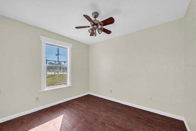 Building Photo - 1607 18th St E