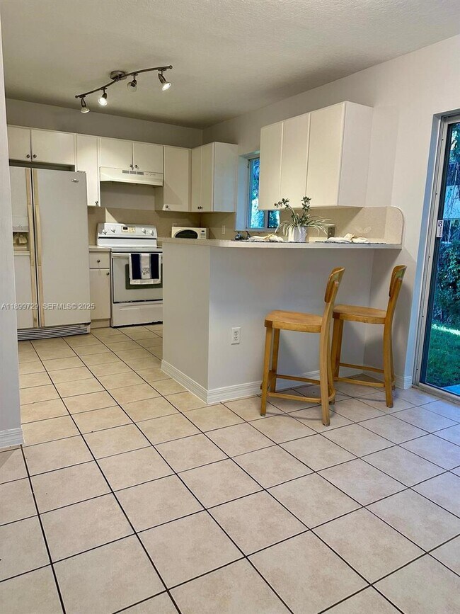 Building Photo - 1270 SE 28th Ct