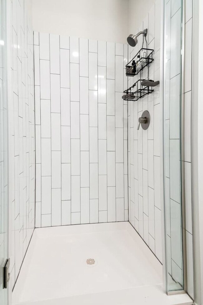 Building Photo - 701 Richmond Ave.