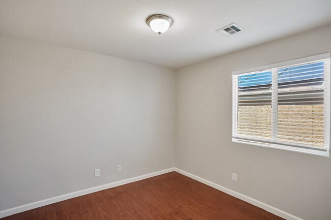 Building Photo - 4 Bedroom, 3 Den West Side Home