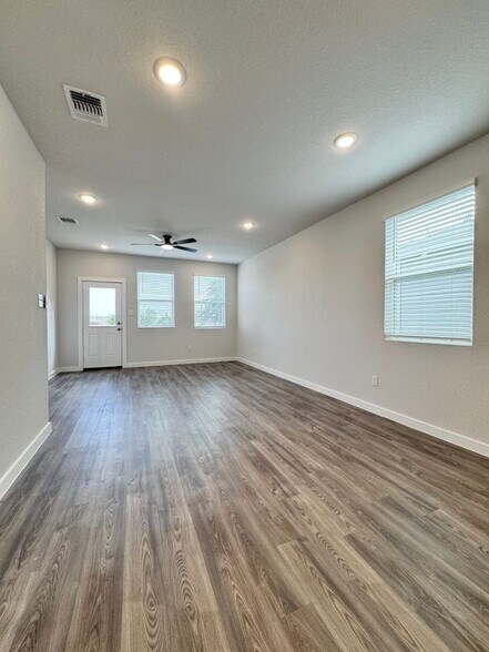 Building Photo - 14702 Emerio Dr