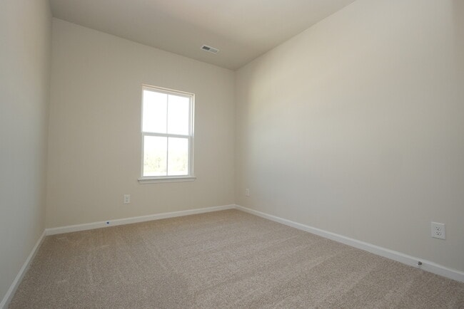 Building Photo - A large spacious home in Arbor St!