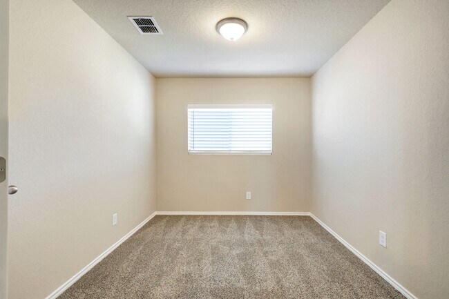 Building Photo - Move-In Ready Home with New Flooring and A...