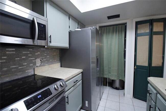 Building Photo - 900 SW 62nd Blvd