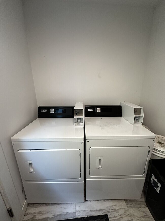 Building Photo - 826 N Garden St