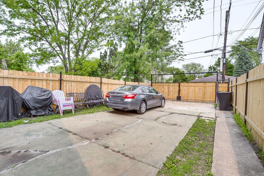 Building Photo - 6455 S Eberhart Ave