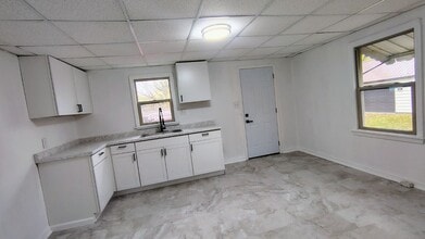 Building Photo - Robb Ave W 221-225