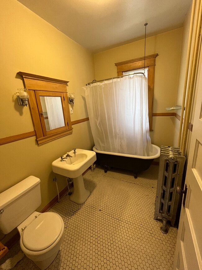 Building Photo - 2215 Pleasant Avenue South