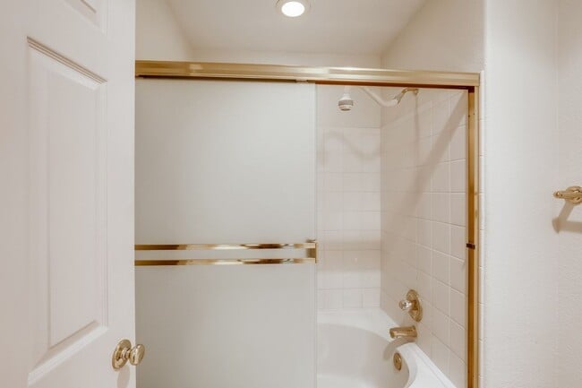 Building Photo - 1 MONTH FREE! Spacious & Light Filled 2-Be...