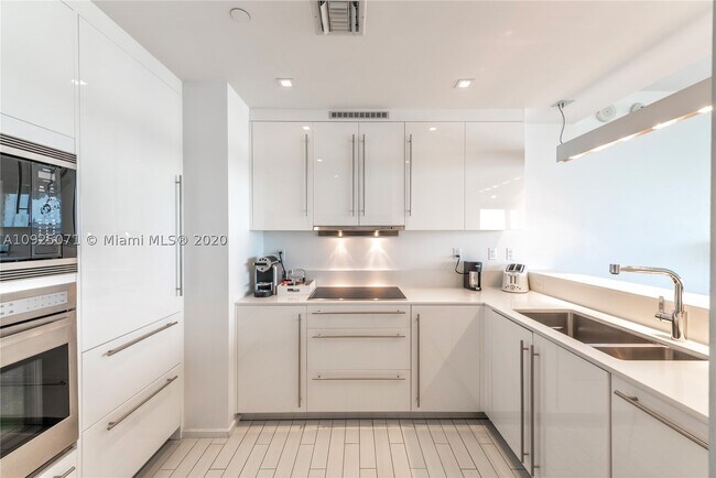 Building Photo - 2201 Collins Ave