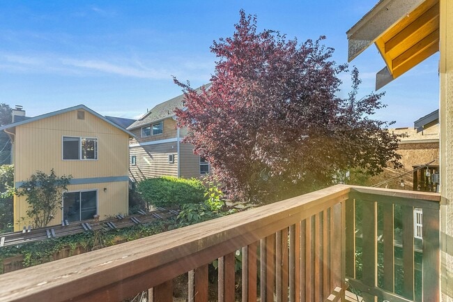 Building Photo - 3Bd/2.5Ba Seattle Townhouse