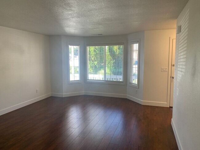Building Photo - ***Newly Renovated Spacious and Bright 3 B...