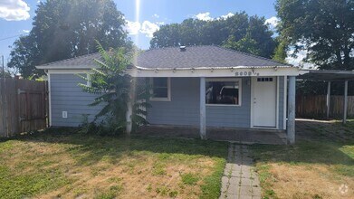 Building Photo - Cute 1-bedroom Carriage House In The Valley