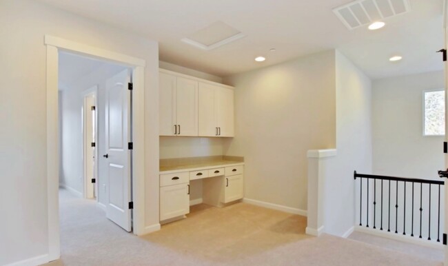 Building Photo - 4314 Andasio Loop SE