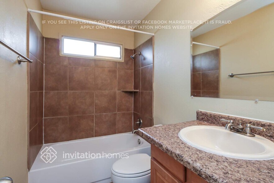 Building Photo - 2204 E Beverly Ln