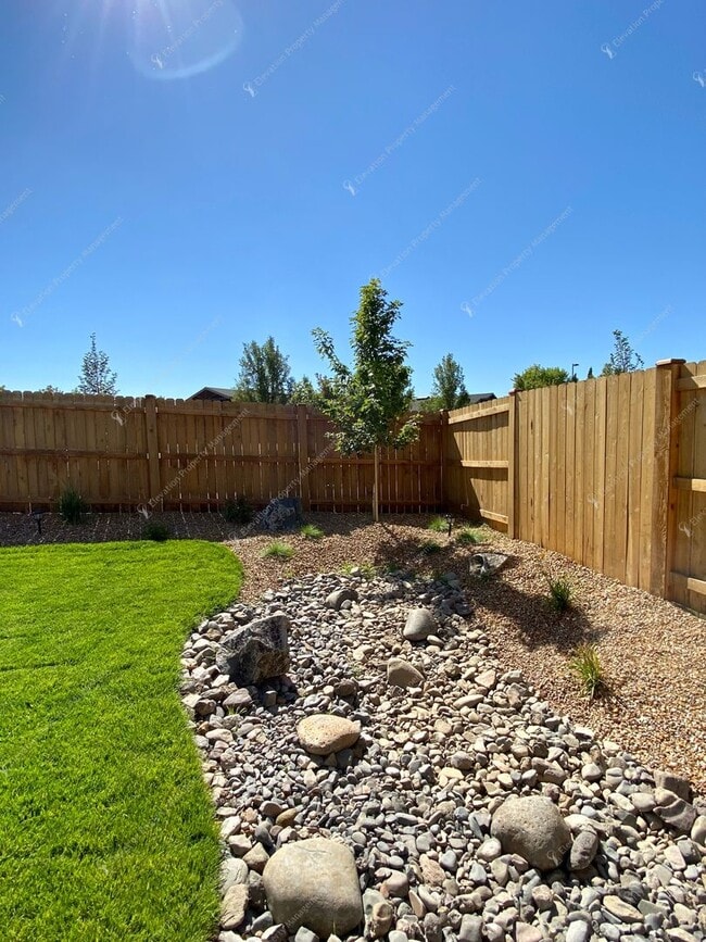 Building Photo - Modern Comfort in Northwest Redmond