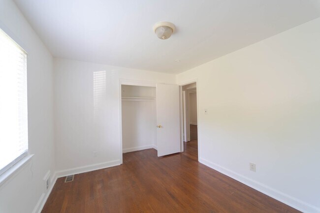 Building Photo - 50's Rambler with 5 BR & 3 BA in One of the Best Locations in Arlington