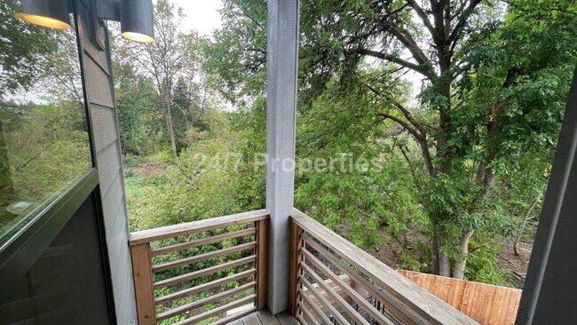 Building Photo - Modern and Stylish 3 BD | 3.5 BA Townhome ...