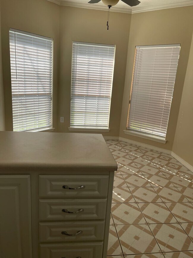 Building Photo - MOVE IN SPECIAL - 2 WEEKS FREE RENT - 3BR ...