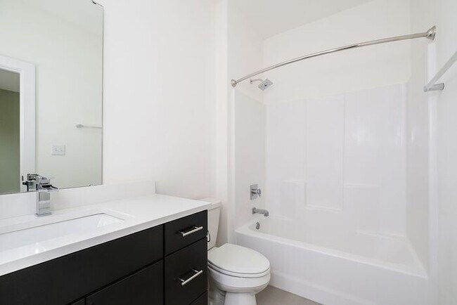 Building Photo - 2 Bed 2.5 Bath Townhome in Herron Morton!