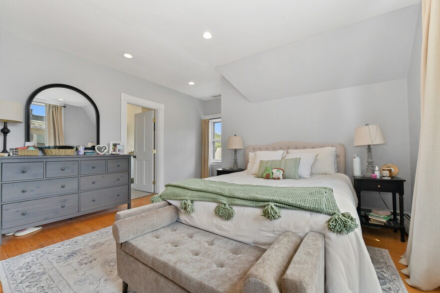 Building Photo - 1774 Beacon St