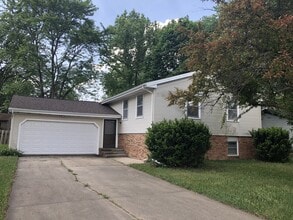 Building Photo - 4-Bedroom, 2-Bath in Normal