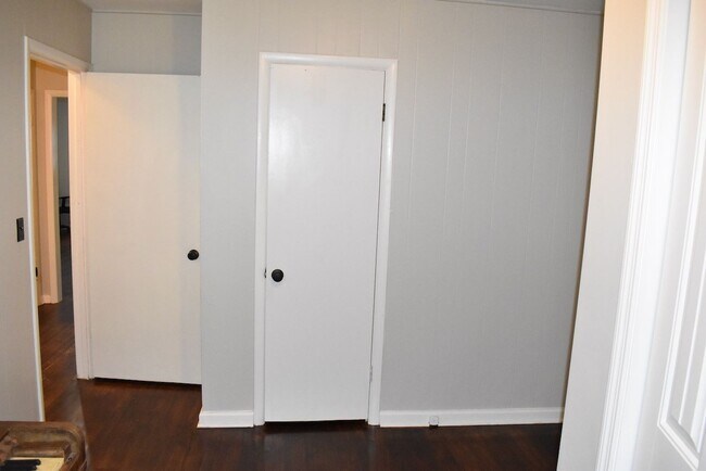 Building Photo - 3 Bed/2 Bath Home in East Nashville, Fenced Yard, Hardwood Floors, Minutes to Shelby Bottoms