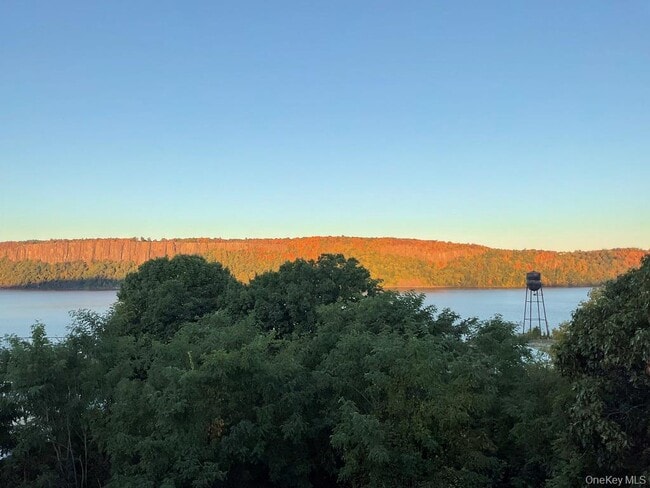 Building Photo - 493 Warburton Ave