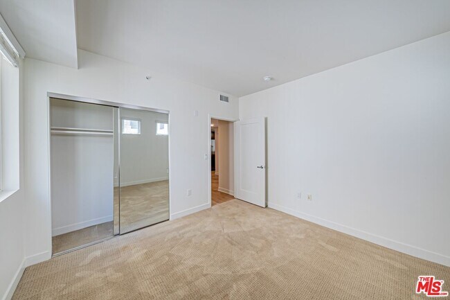 Building Photo - 436 S Virgil Ave