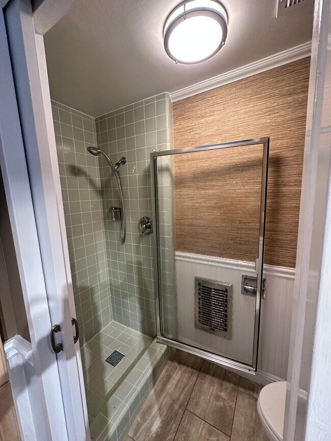 Building Photo - Spacious 2 Bedroom 2 Baths Condo with Wate...