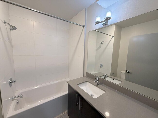 Building Photo - 2 Bed + Den 2 Bathroom Eastlake Townhome with Spectacular Views