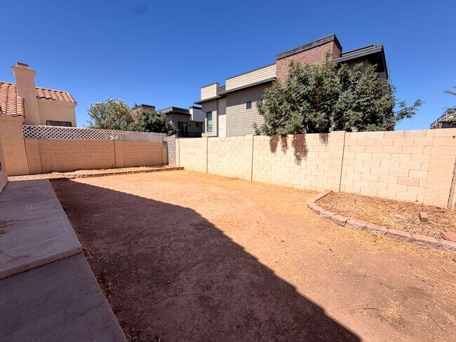 Building Photo - Warm & Charming single level 3 x 2 Home in Stonebridge Lakes!!