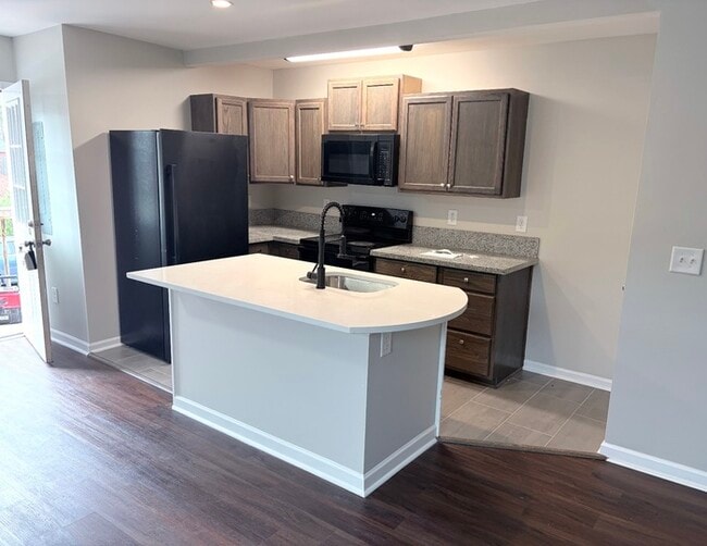 Building Photo - Beautiful 4 bedroom 2.5 bath townhome