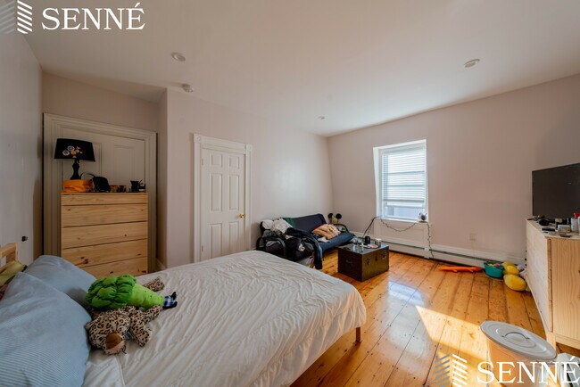 Building Photo - 15 Chelsea St