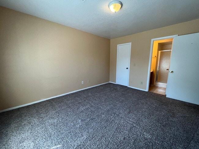 Building Photo - Broken Arrow duplex: 3 bedroom Duplex!