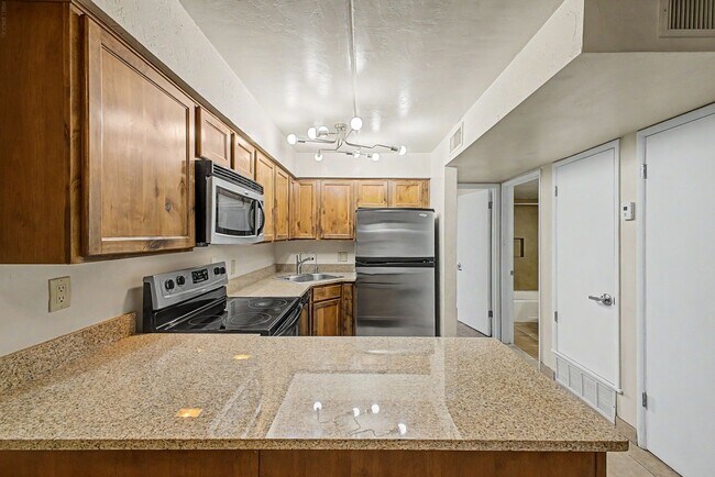 Building Photo - University/ Downtown- 1 bedroom first floor condo