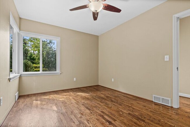 Building Photo - Charming Beach Drive Craftsman w/ AC and V...