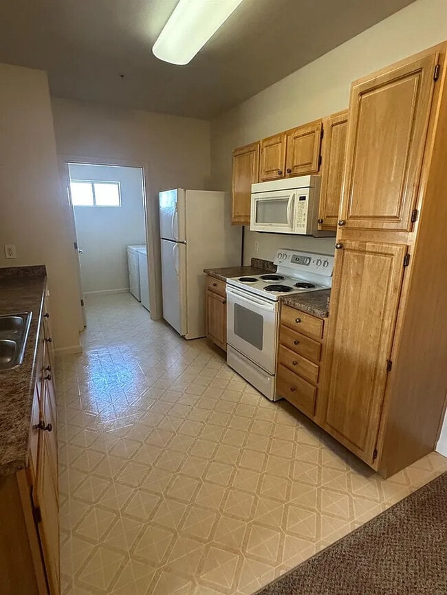 Building Photo - Beautiful 2 Bedroom 2 Bathroom in Roseville!